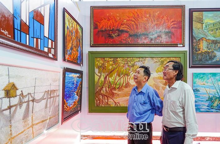 Không gian trưng bày các tác phẩm mỹ thuật được tuyển chọn tại triển lãm, tạo nên diện mạo đa dạng về chất liệu và ngôn ngữ tạo hình.