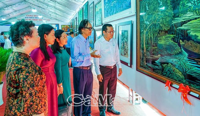 Hoạ sĩ Lại Lâm Tùng (thứ hai từ phải sang) giới thiệu tác phẩm “Góc rừng U Minh” (tác phẩm đoạt giải B tại Triển lãm Mỹ thuật khu vực ÐBSCL lần thứ 30 và giải Nhất Giải thưởng Mỹ thuật tỉnh Cà Mau năm 2026) với Phó Chủ tịch UBND tỉnh Ngô Vũ Thăng.