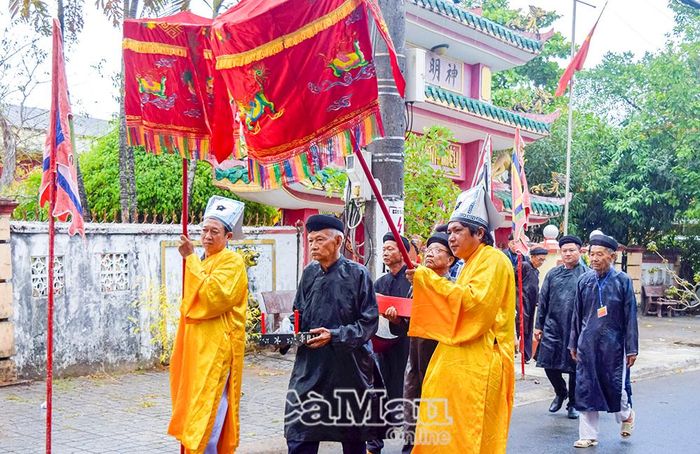 Nghi thức rước sắc thần là nghi lễ quan trọng trong lễ Kỳ yên, gắn liền với di sản tư liệu tại địa phương.