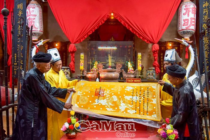 Sắc phong triều Vua Tự Ðức (1852) lưu giữ tại Miếu Thần Minh, phường An Xuyên.