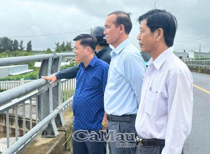 Phó Chủ tịch Uỷ ban MTTQ Việt Nam tỉnh Cà Mau, Chủ tịch Liên đoàn Lao động tỉnh Lý Công Bắc (thứ hai từ phải sang) và các thành viên trong đoàn khảo sát công trình phòng, chống thiên tai trên địa bàn xã Vĩnh Hậu.
