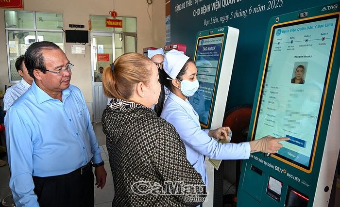 Phó Chủ tịch UBND tỉnh Nguyễn Minh Luân khảo sát thực tế việc vận hành thiết bị lấy số tự động tại Bệnh viện Quân Dân y Bạc Liêu.