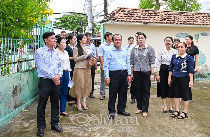 Phó Chủ tịch UBND tỉnh Nguyễn Minh Luân đề nghị UBND phường Bạc Liêu và Ban Giám hiệu Trường Tiểu học Phùng Ngọc Liêm sớm thanh lý cơ sở vật chất hư hỏng, hoàn thiện thiết kế mở rộng khuôn viên trường.