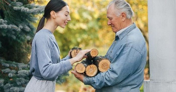 Gia đình và người thân là chỗ dựa quan trọng khi tuổi cao. Ảnh minh họa