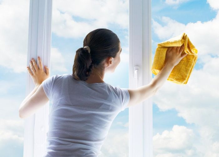 Bia cũng có thể được tận dụng để lau những bề mặt kính có vết bẩn nhẹ. Ảnh minh họa.