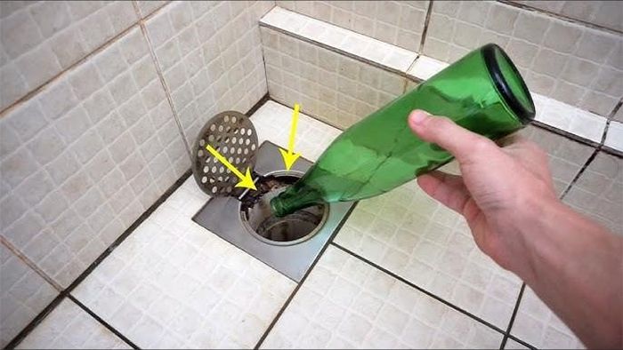 Bia chứa cồn và các thành phần lên men, có thể hỗ trợ làm sạch, giảm mùi trong đường ống. Ảnh minh họa.