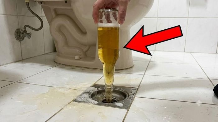 Đổ bia thừa xuống cống thoát nước: Công dụng tuyệt vời nhà ai cũng muốn làm theo. Ảnh minh họa.