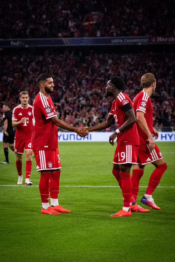Alphonso Davies ghi bàn đẹp mắt trong chiến thắng 5-0 của Bayern Munich