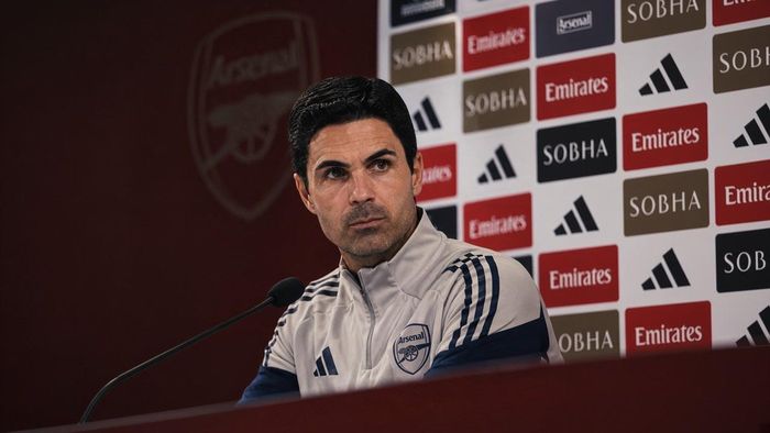 Mikel Arteta trong buổi họp báo của Arsenal