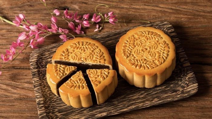 Khi mua bánh trung thu handmade bạn cần hỏi rõ về thành phần nguyên liệu, ngày sản xuất và cách bảo quản. Ảnh minh họa