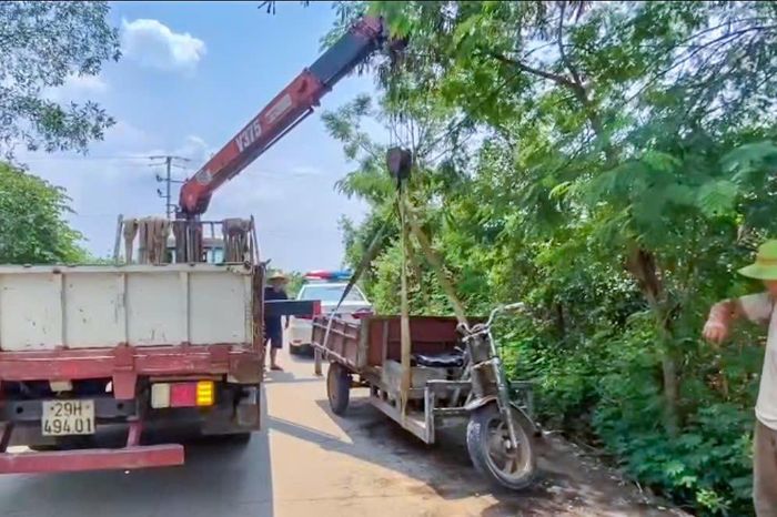 Đội CSGT đường bộ số 9 xử lý xe ba bánh tự chế tại xã Cổ Đô.
