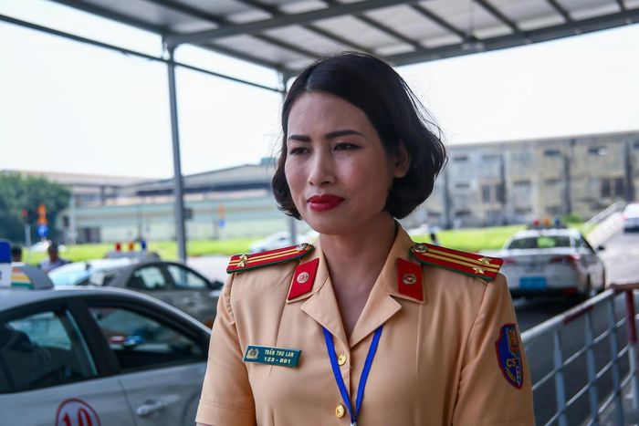 Trung tá Trần Thu Lan, cán bộ Đội Sát hạch, cấp GPLX cơ giới đường bộ - Phòng CSGT.