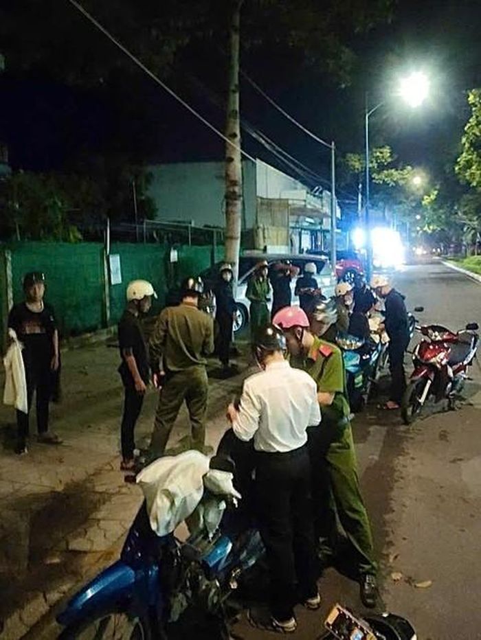 Công an phường Tân Ninh kiểm tra giấy tờ các xe có biểu hiện nghi vấn