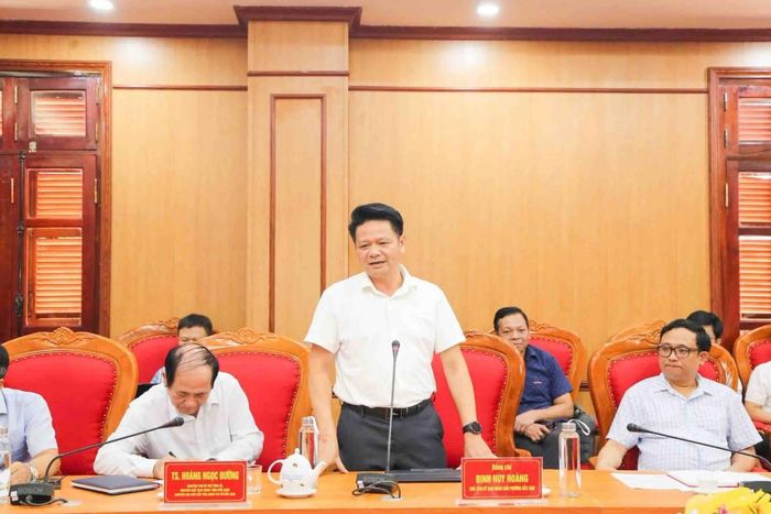 Đồng chí Đinh Huy Hoàng, Phó Bí thư Đảng ủy, Chủ tịch UBND phường Bắc Kạn phát biểu tại hội nghị.