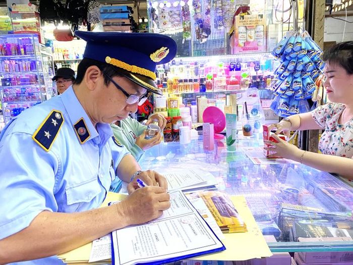  Lực lượng QLTT Khánh Hòa thường xuyên kiểm tra thực hiện các quy định thương mại hàng hóa 
