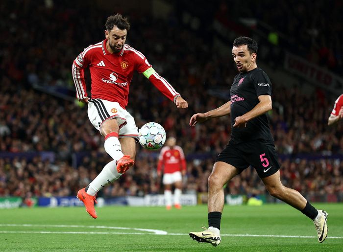 Man Utd (áo đỏ) thắng dễ trước đối thủ yếu. (Ảnh: Reuters)