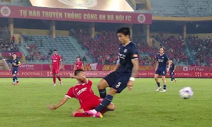 Văn Hậu phạm lỗi với Doãn Ngọc Tân.