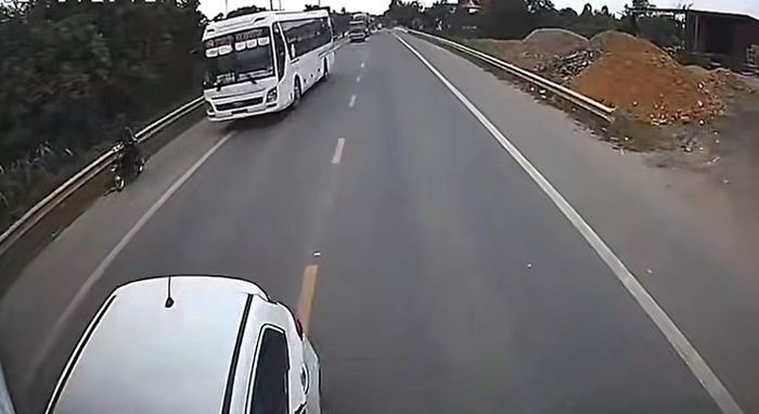 Ô tô con vượt sai quy định, tông đuôi xe đầu kéo. (Ảnh cắt từ clip)