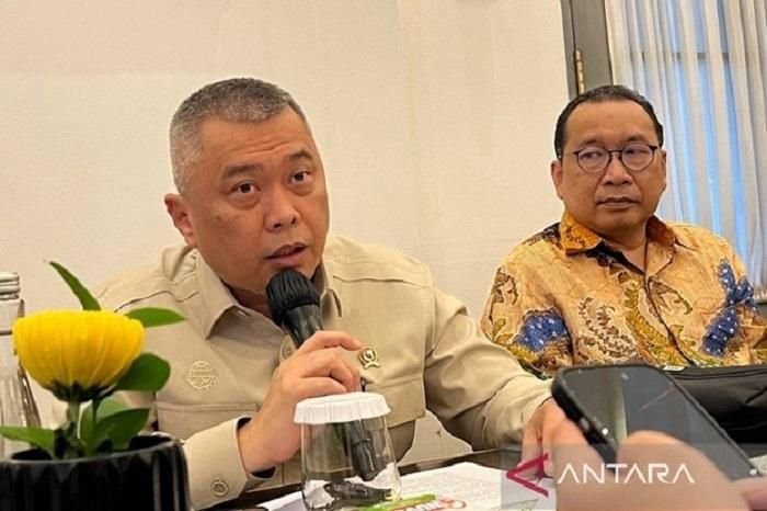 Bộ trưởng Giao thông Vận tải Indonesia Dudy Purwagandhi thông tin về mức áp trần mức chiết khấu cho các hãng xe công nghệ tại nước này, ngày 28/6/2026. (Ảnh: Antara)