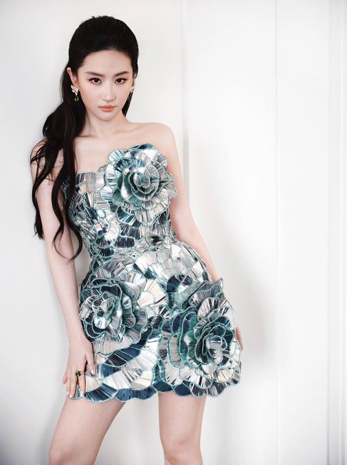 Cô có 12 hợp đồng đại diện toàn cầu với các thương hiệu quốc tế.
