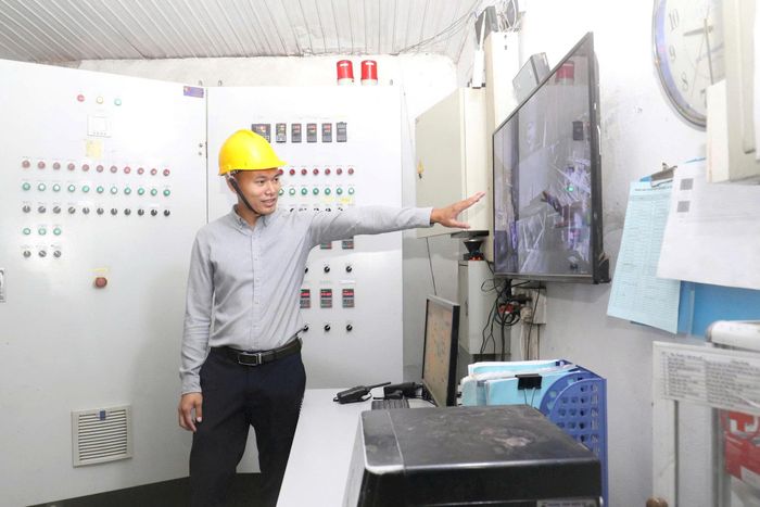 Công nhân vận hành hệ thống xử lý khói và khí thải của lò hơi, bảo đảm đạt tiêu chuẩn trước khi xả ra môi trường. Ảnh: Hoàng Văn