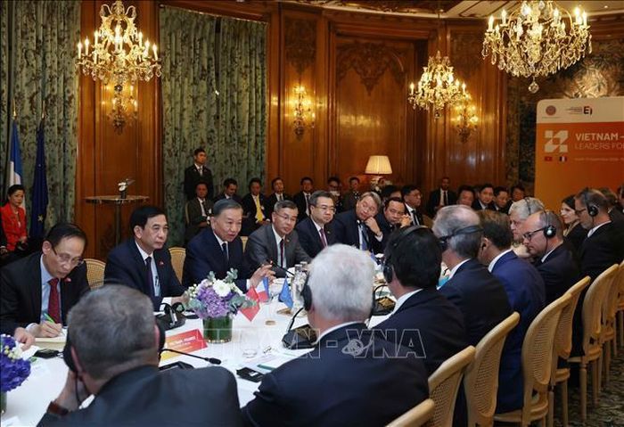 Tổng Bí thư, Chủ tịch nước Tô Lâm và Tổng thống Cộng hòa Pháp Emmanuel Macron và các đại biểu. Ảnh: TTXVN