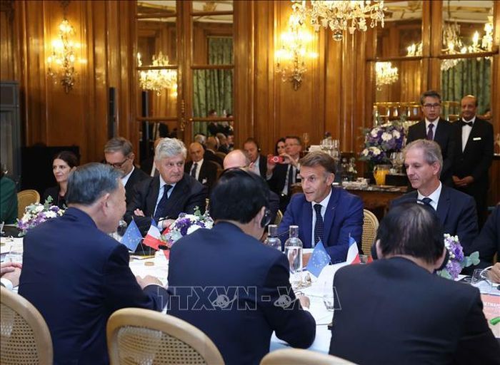 Tổng Bí thư, Chủ tịch nước Tô Lâm và Tổng thống Cộng hòa Pháp Emmanuel Macron và các đại biểu. Ảnh: TTXVN