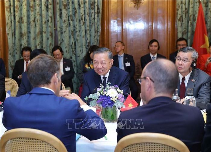 Tổng Bí thư, Chủ tịch nước Tô Lâm và Tổng thống Cộng hòa Pháp Emmanuel Macron và các đại biểu. Ảnh: TTXVN