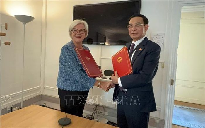 Đại tướng Phan Văn Giang, Ủy viên Bộ Chính trị, Phó Thủ tướng Chính phủ, Bộ trưởng Bộ Quốc phòng và Bộ trưởng Bộ Quân đội và Cựu chiến binh Pháp Catherine Vautrin. Ảnh: TTXVN