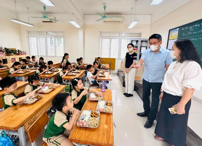 Lãnh đạo phường Kim Liên kiểm tra thực đơn, định lượng và chất lượng bữa ăn bán trú tại các trường. Ảnh: PV