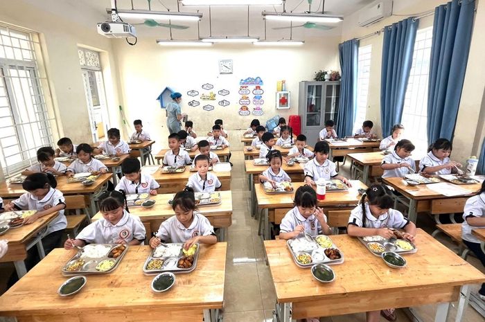 Học sinh Trường Tiểu học Kim Bài (xã Thanh Oai) trong bữa ăn bán trú ngày 11-9-2026. Ảnh: Lê Nguyễn 