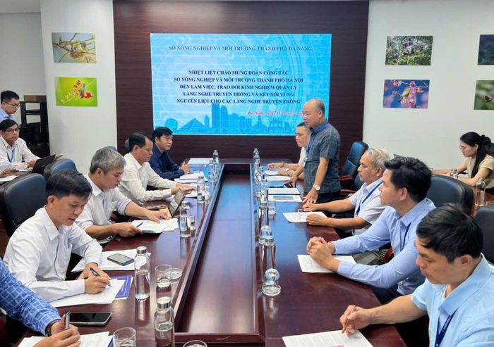 Phó Giám đốc Sở Nông nghiệp và Môi trường Hà Nội Nguyễn Đình Hoa thông tin tại buổi làm việc