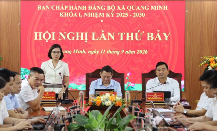 Phó Bí thư Thường trực Đảng ủy, Chủ tịch HĐND xã Quang Minh Nguyễn Thị Ngọc Hà trình bày báo cáo tại hội nghị. Ảnh: PV