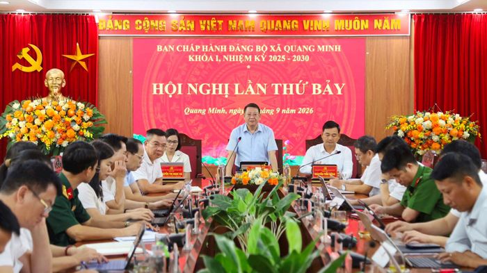 Thành ủy viên, Bí thư Đảng ủy xã Quang Minh Hoàng Anh Tuấn phát biểu kết luận hội nghị. Ảnh: PV