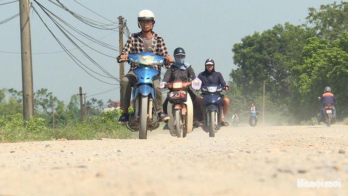 Nhiều năm qua, người dân phải lưu thông qua đoạn đường đê Hữu Hồng xuống cấp, hư hỏng nặng nề. Dù chỉ kéo dài vỏn vẹn 1,2km nhưng việc đầu tư cải tạo, sửa chữa chưa được quan tâm thực hiện gây ra nhiều hệ lụy cho cuộc sống người dân. Ảnh: Thái Trọng.