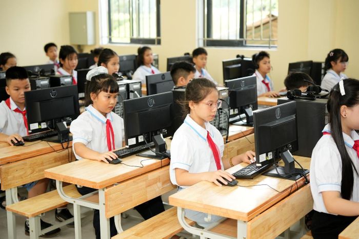 Các em học sinh dùng máy tính mới tại Bytes for Future 2026.