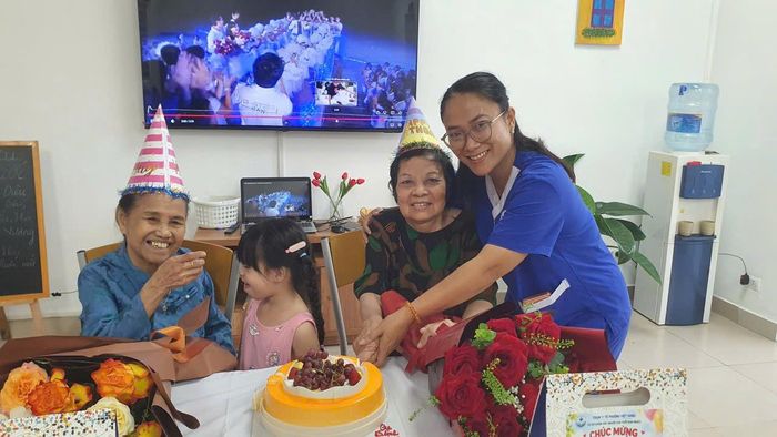 Cụ Lê Thị Thỏi (bên trái ảnh) và cụ Nguyễn Thị Bình (bên phải ảnh) chiều nay rất vui vì được các nhân viên Cơ sở tổ chức mừng sinh nhật. Ảnh: B.Duy