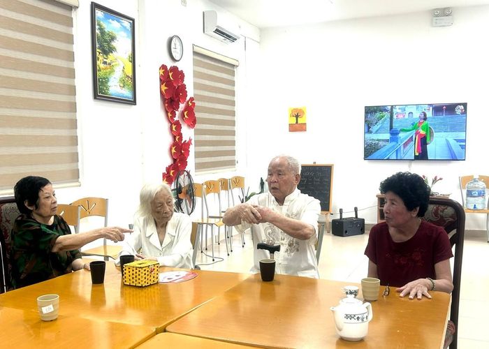 Với kinh nghiệm y khoa của mình, cụ Lê Văn Đính (thứ hai từ phải qua) chia sẻ về việc chủ động chăm sóc sức khỏe tại nhà. Ảnh: B.Duy