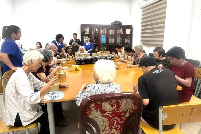 Bữa cơm trưa sum vầy, ấm cúng bên nhau của các cụ trưa ngày 11-9 tại cơ sở. Ảnh: B.Duy