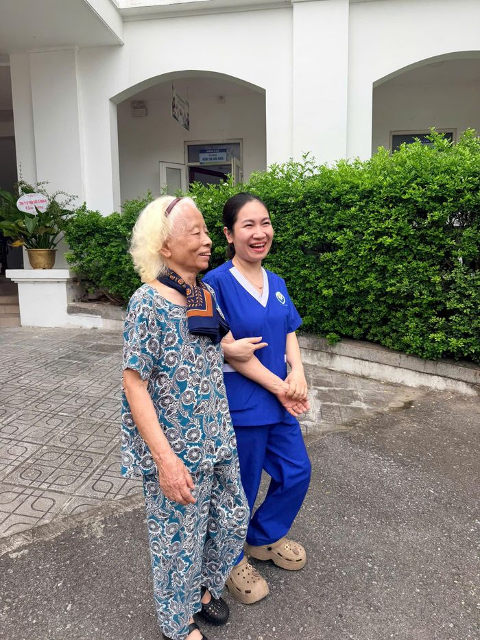 Niềm vui hiện rõ trên nét mặt các cụ trở về nhà trong buổi chiều. Ảnh: B.Duy