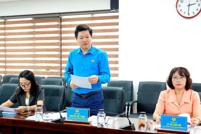 Phó Chủ tịch Ủy ban MTTQ Việt Nam phường, Chủ tịch Công đoàn phường Đại Mỗ Nguyễn Việt Dũng báo cáo kết quả và nêu đề xuất, kiến nghị. Ảnh: PV