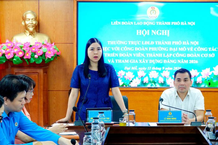 Phó Bí thư Thường trực Đảng ủy phường Đại Mỗ Nguyễn Thị Hoài Thu trao đổi, chỉ đạo tại hội nghị. Ảnh: PV