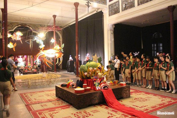 Triển lãm "Lưu trăng" tại Trung tâm Văn hóa nghệ thuật tại 22 Hàng Buồm là điểm nhấn trong chuỗi hoạt động văn hóa. Ảnh: Vi Giáng