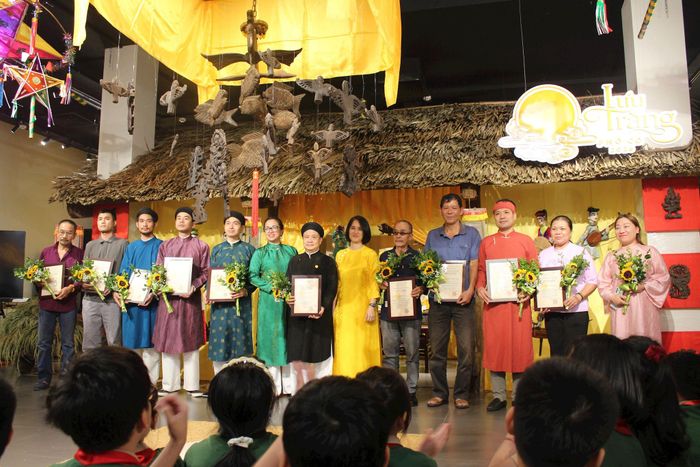 Ban Tổ chức trao chứng nhận cho các đơn vị tham gia chương trình. Ảnh: Vi Giáng