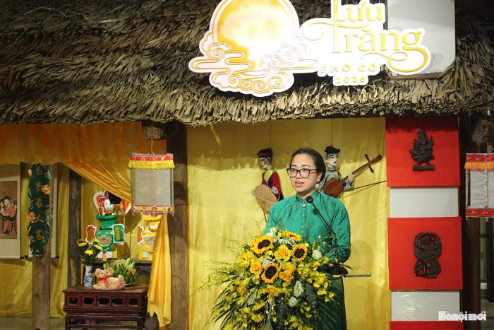 Trưởng ban Quản lý hồ Hoàn Kiếm và phố cổ Hà Nội Ngô Thị Thùy Dương phát biểu khai mạc. Ảnh: Vi Giáng