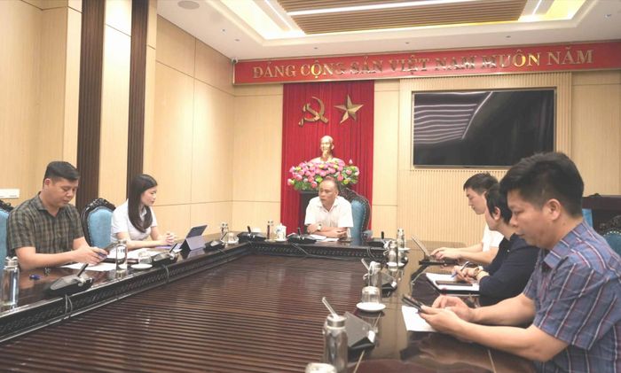 Bí thư Đảng ủy, Chủ tịch HĐND xã Đan Phượng Nguyễn Gia Hiển làm việc với các đơn vị về triển khai hai dự án. Ảnh: Ngân Nguyễn