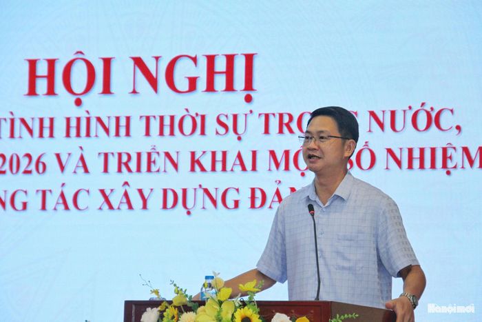 Phó Bí thư Thường trực Đảng ủy phường Phú Thượng Trần Quang Đạo phát biểu tại hội nghị. Ảnh: Cao Kỳ