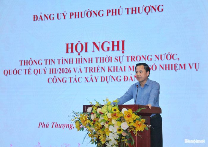 PGS.TS Trần Thọ Quang, Vụ trưởng Vụ Công tác miền Trung - Tây Nguyên, Tạp chí Cộng sản thông tin tình hình thời sự trong nước và quốc tế tại hội nghị. Ảnh: Cao Kỳ