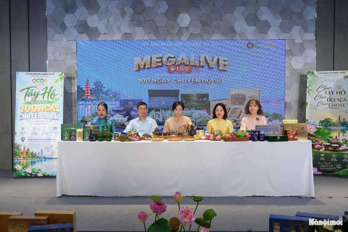Phiên Megalive được phát sóng trên Fanpage “Tây Hồ 24/7” và “Sắc màu Tây Hồ”. Ảnh: Ngọc Tú