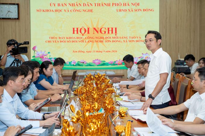 Phó chủ tịch UBND xã Sơn Đồng Cao Văn Tâm giới thiệu về làng nghề. Ảnh: Nhật Minh